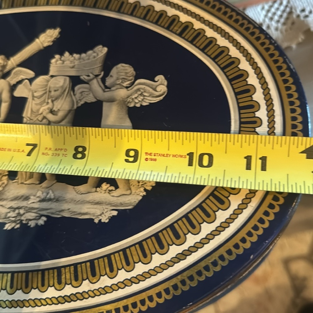 1939’s Vintage Wedgewood Oval 1651/2382 Blue, Cream & Gold Biscuit Tin/ Cherubs - Picture 13 of 13